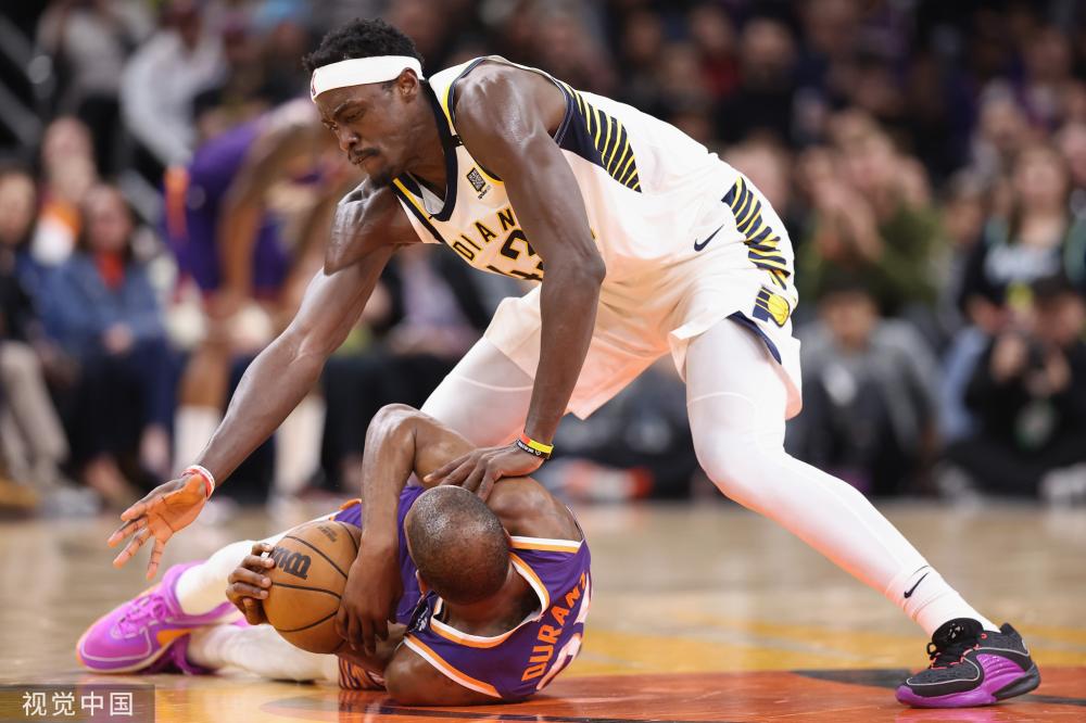 武磊带伤入 武磊带伤入